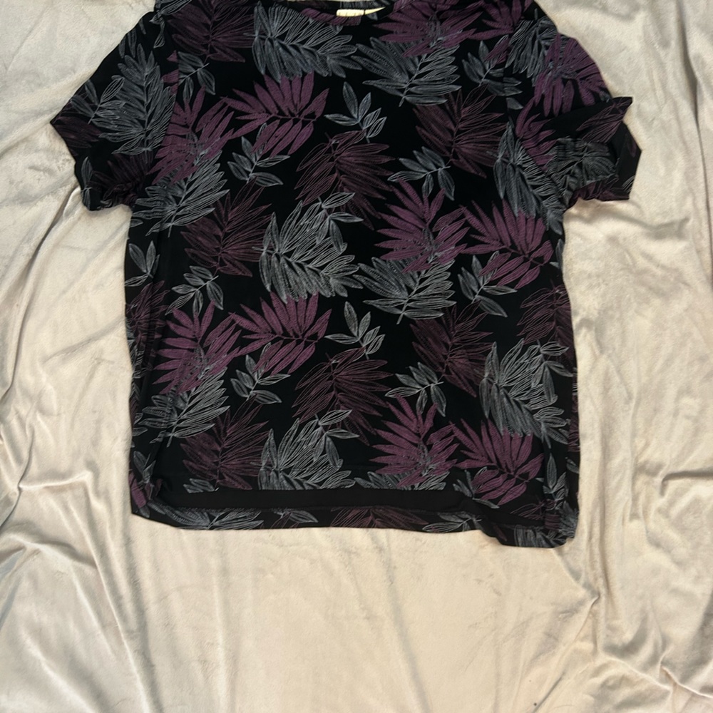 Linden hill short sleeve women’s top. Very slinky comfy material